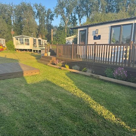 Beautiful 2 Bedroom Caravan On Billing Aquadrome Нортхемптон Экстерьер фото