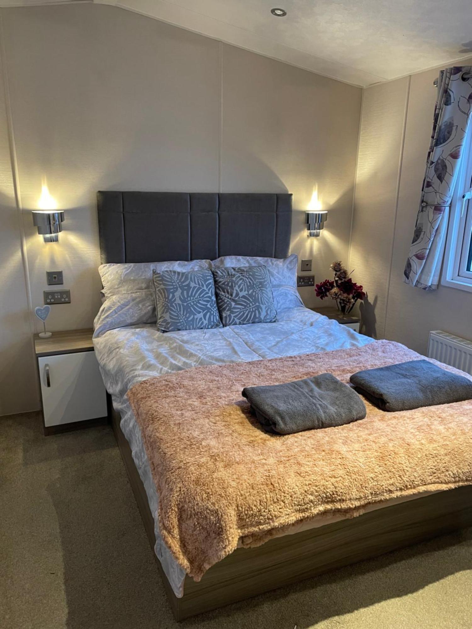 Beautiful 2 Bedroom Caravan On Billing Aquadrome Нортхемптон Экстерьер фото